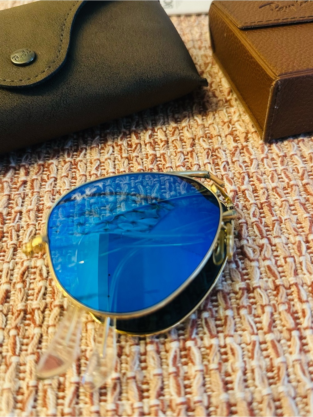 Ray-Ban Aviator Foldable Sunglasses with Blue Mirror Lenses and Gold Frame - Picture 4 of 5
